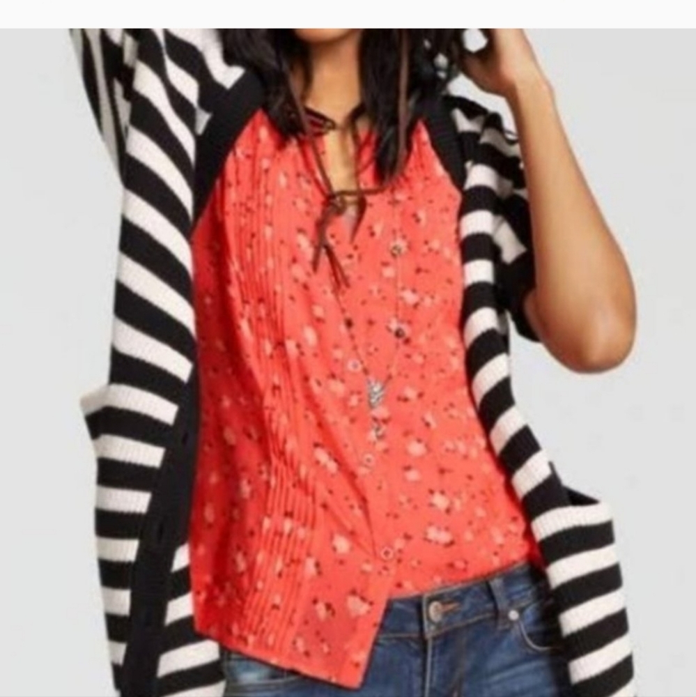 CAbi #5350 Coral Pintuck Sleeveless Sheer Floral Buttondown Blouse Size Medium